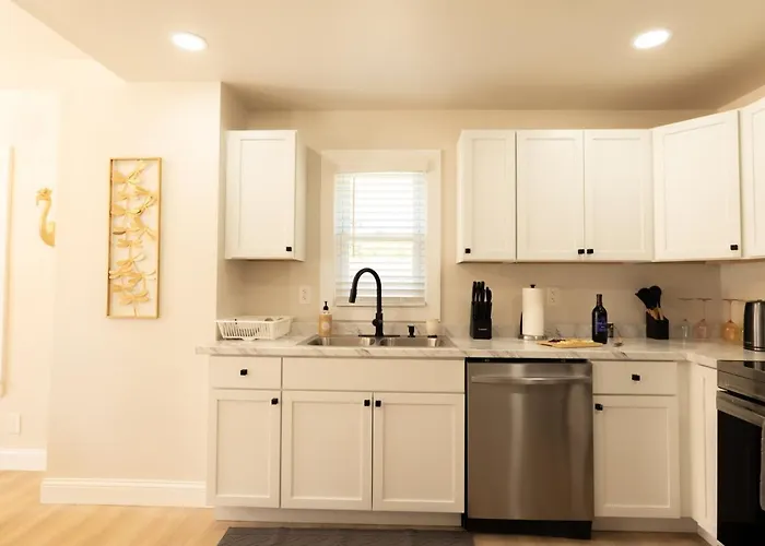 Work, Rest And Gather - Spacious 3br With Modern Charm *