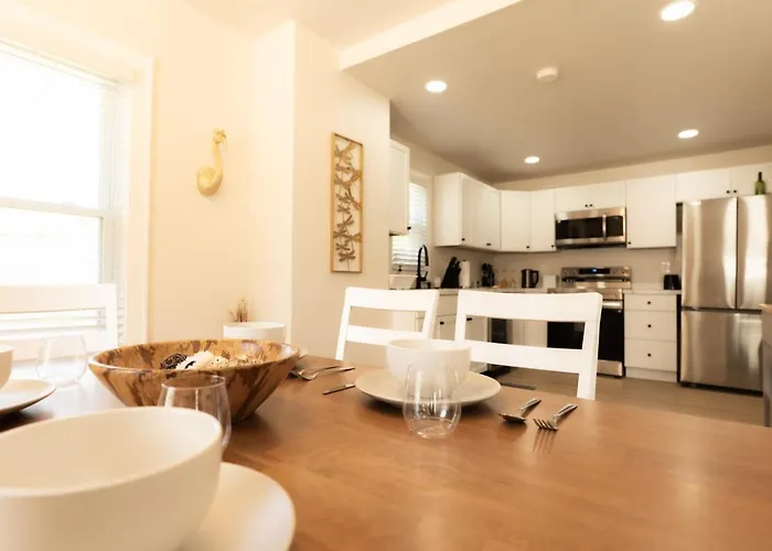 Work, Rest And Gather - Spacious 3br With Modern Charm
