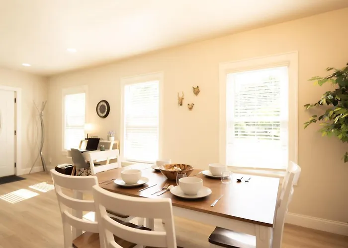 Casa vacanze Work, Rest And Gather - Spacious 3br With Modern Charm *