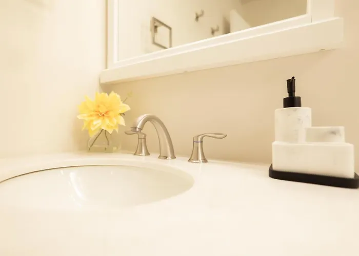Work, Rest And Gather - Spacious 3br With Modern Charm *