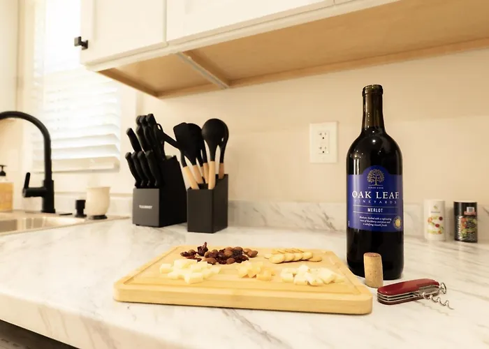 Work, Rest And Gather - Spacious 3br With Modern Charm *