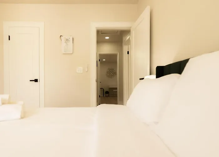 Work, Rest And Gather - Spacious 3br With Modern Charm