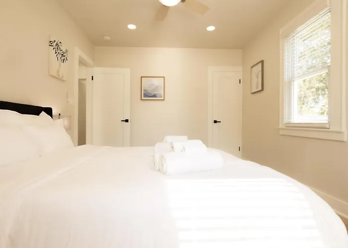 Work, Rest And Gather - Spacious 3br With Modern Charm Dunlap